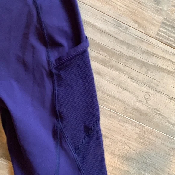 Lululemon Ladies crop leggings with mesh pockets and mess side panel - Picture 4 of 5